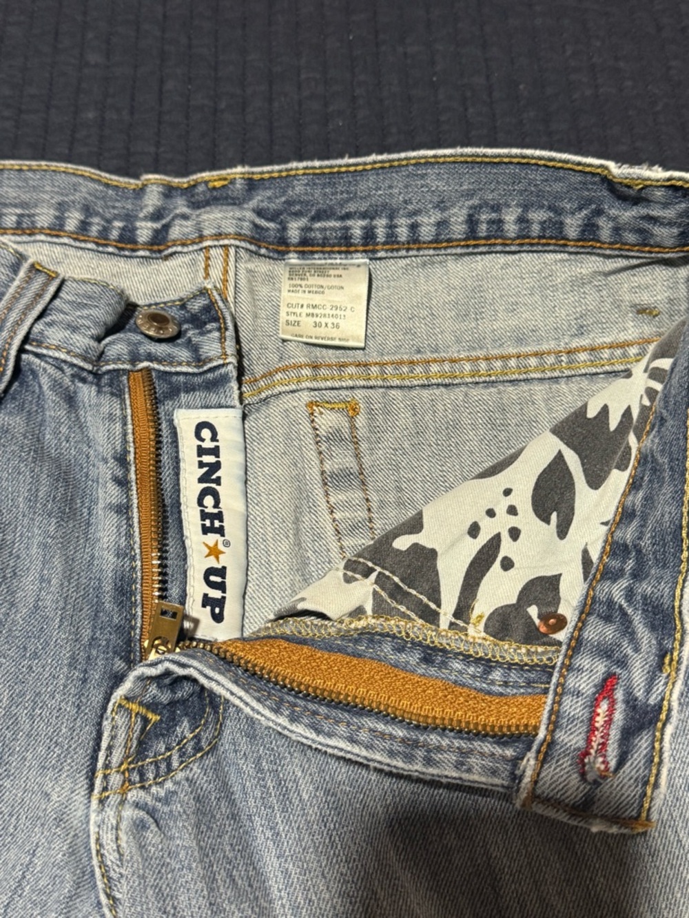 Cinch 30x36 and well-worn.  Distressed with hole in the butt.